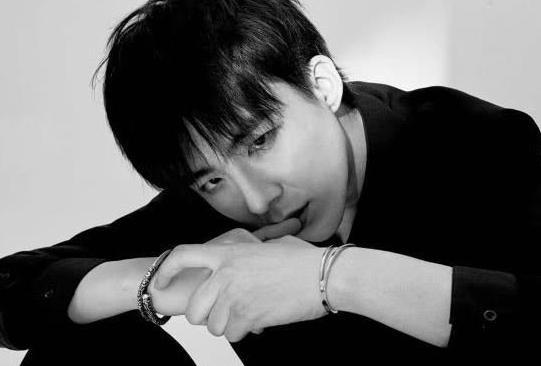 抖音男神在街头直播的时候被打,粉丝心疼不已