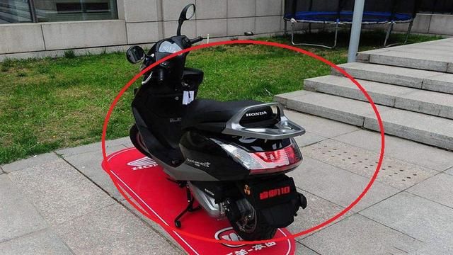 正在中国超火的五羊本田睿御110摩托车你想要的设置装备摆设他都有!