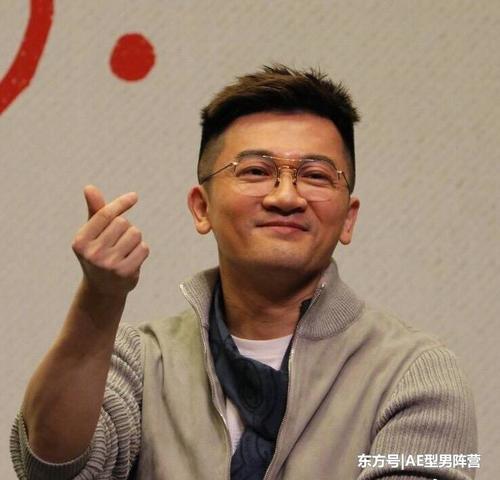 45岁苏有朋又换新造型,梳油头穿西服要变潮叔