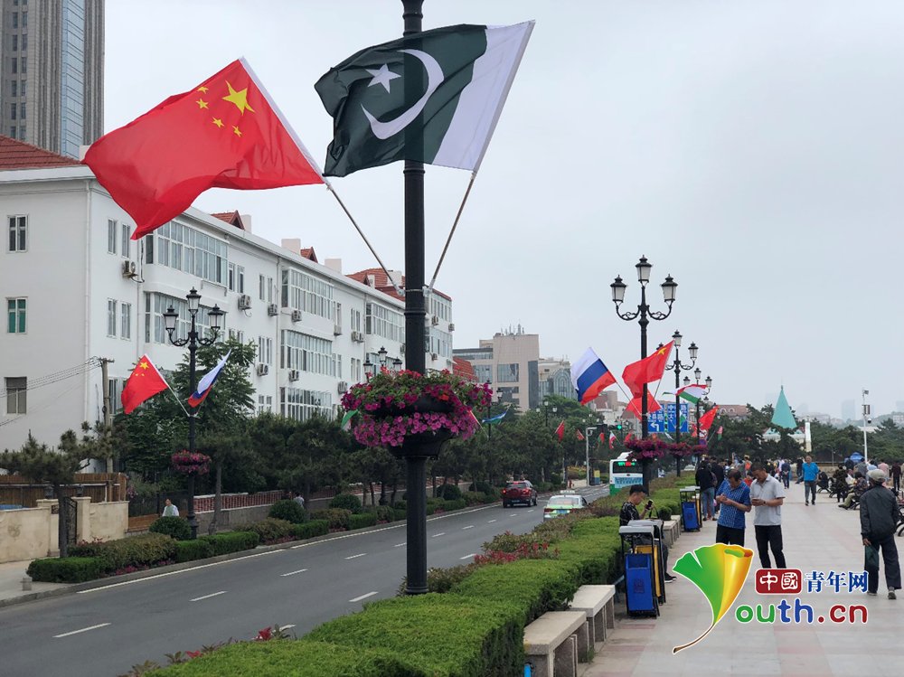 青岛盛装迎峰会 街头上合氛围浓