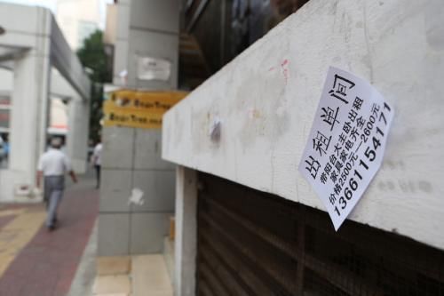 城市开展租房试点,反遭房东集体涨价,无房族到底该怎么“住”?