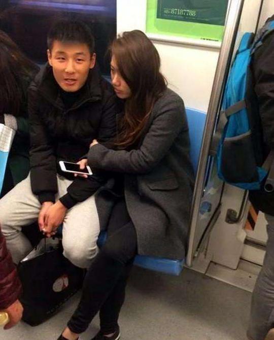 武磊娇妻现身上港夺冠庆典, 2人晒抱娃照秀恩