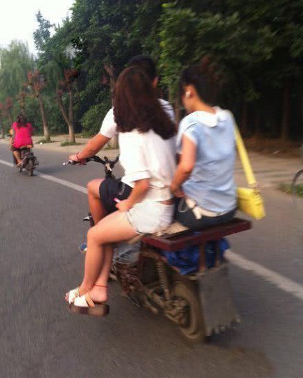 一看妹子就是个吃货,还抱着就自拍,实在服了你啊