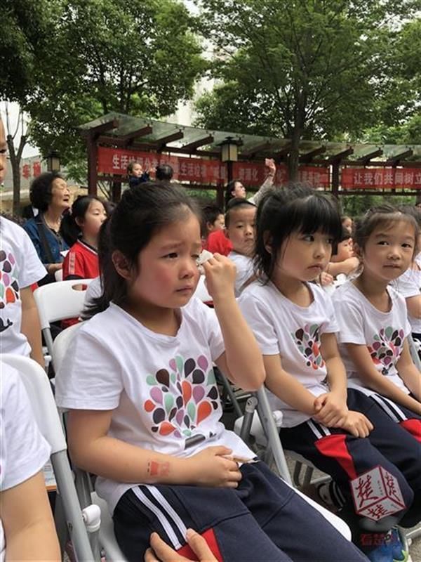 垃圾分类进社区活动,萌娃娃抢答题没抢到急哭