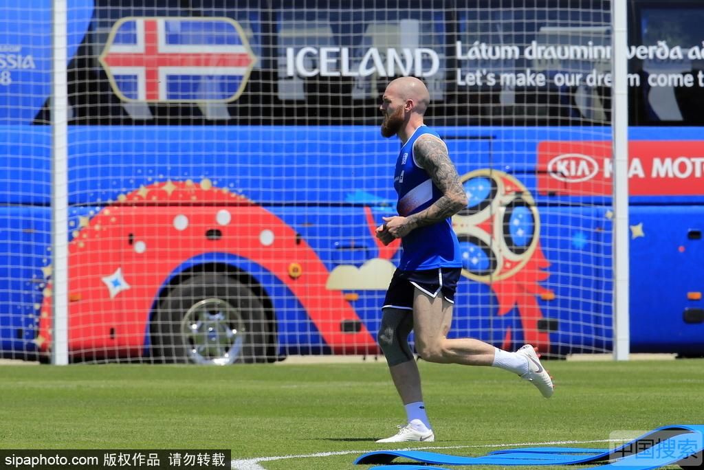 冰岛队举行首堂训练课 高温难挡球迷热情