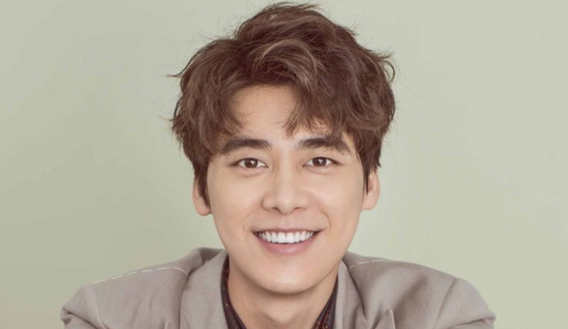 卸妆后的蔡徐坤