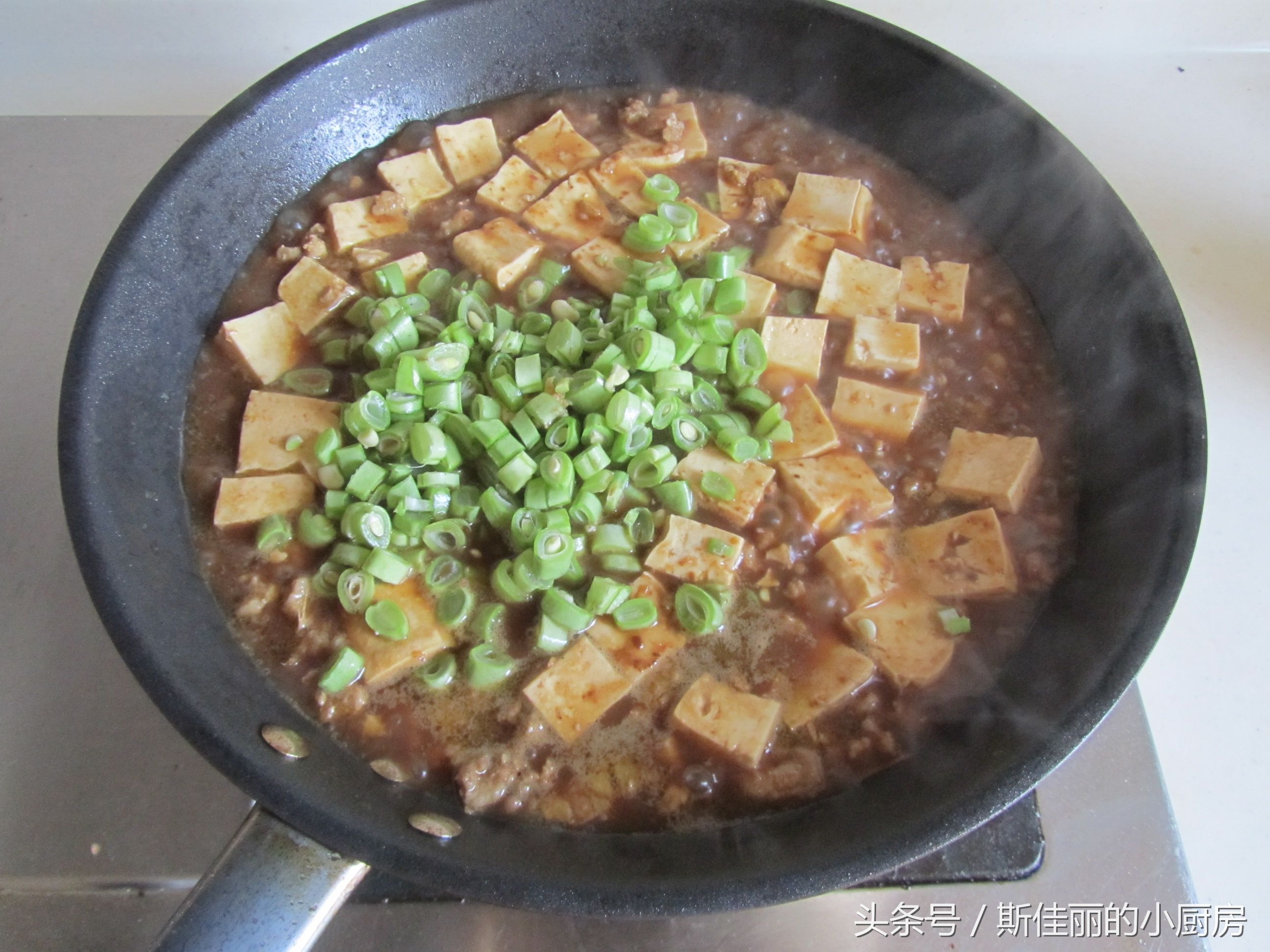 豆腐的这个做法，用勺子舀着吃才过瘾，鲜香又下饭，总也吃不腻