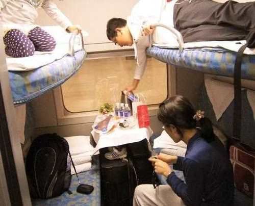 女子火车下铺睡觉,上铺小伙子不敢下床上厕所