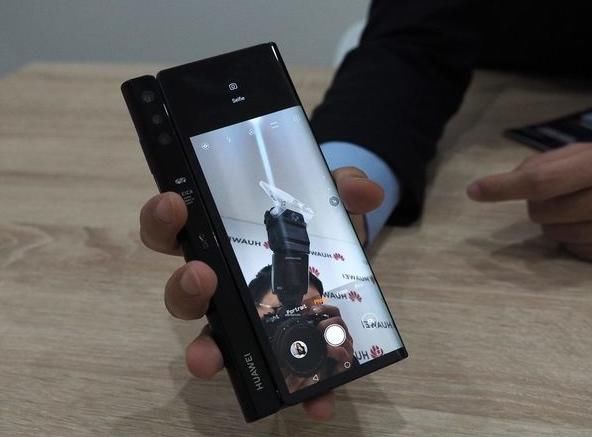 【MWC2019直击】华为Mate X折屏手机亲自试