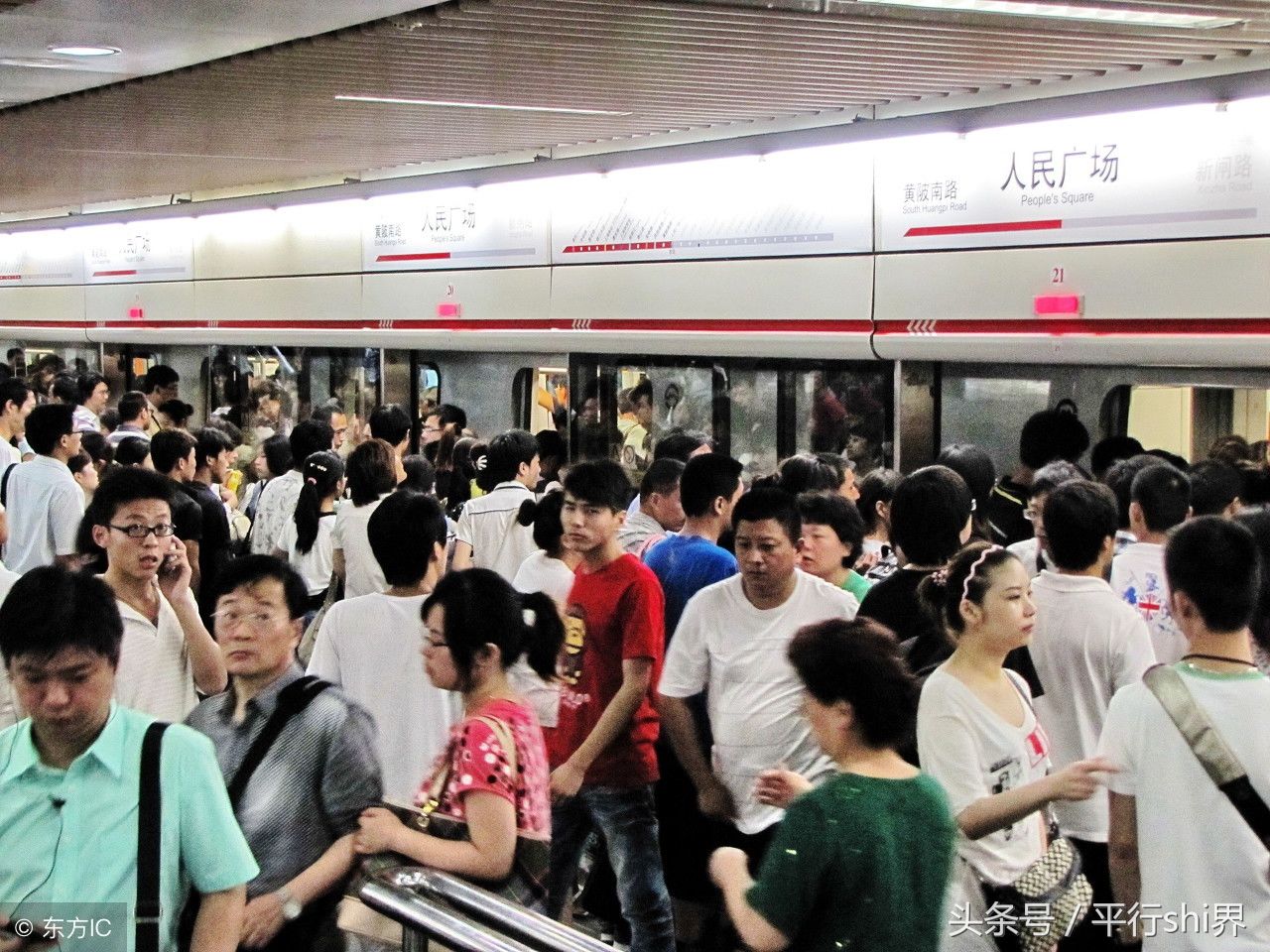 2011年6月29日,上海地铁人民广场站的乘客拥挤.(图片来自东方ic)