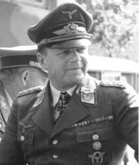 堪称二战奇迹:这个犹太人被希特勒亲手戴上纳