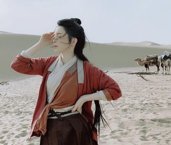 《你是我的荣耀》选角，杨洋热巴挑大梁，我却被女配长相迷住了