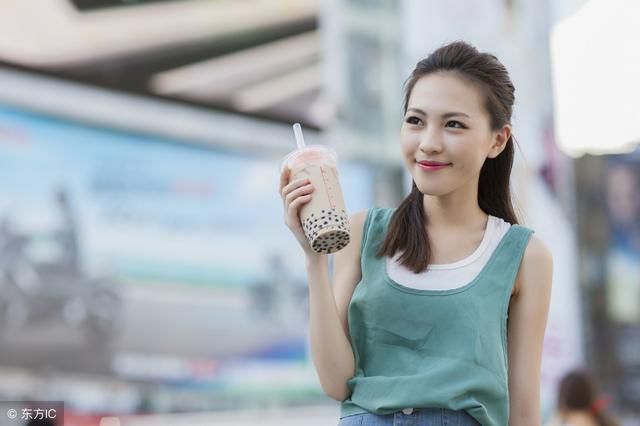 人可以不美丽，可以不伟大，但要快乐；可以不完美，但要追求