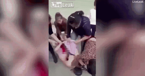 原配带人当街扒光暴打怀孕小三，上了国外头条，老外看到都炸了