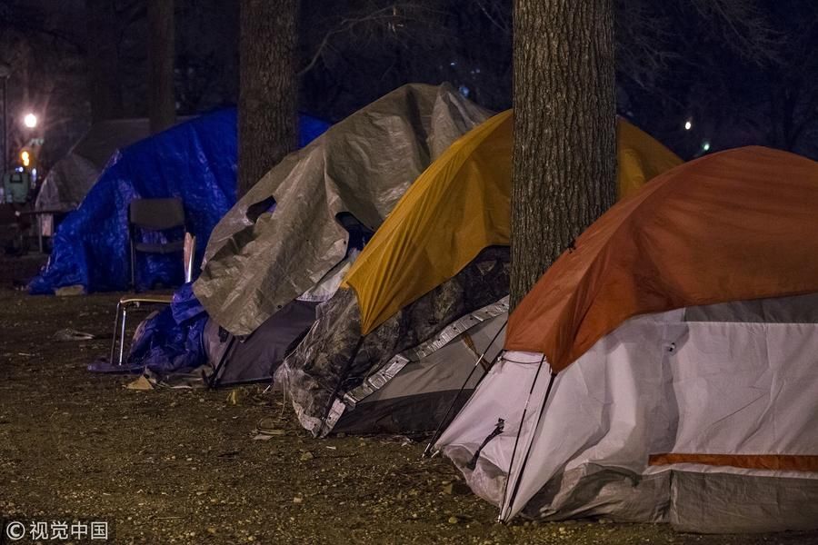 纽约持续低温 流浪者露宿街头捱寒冬