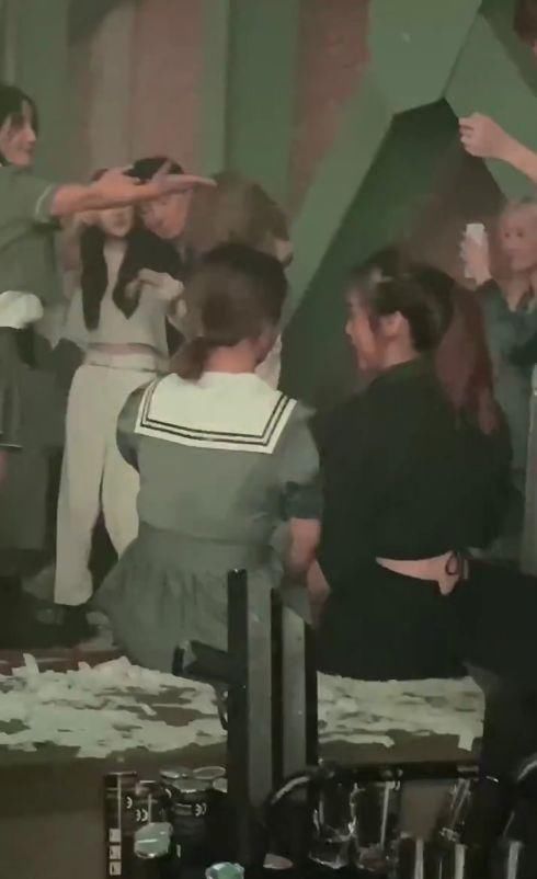 王思聪被众美女包围，左拥右抱二位美女，真是网红美女终结者。