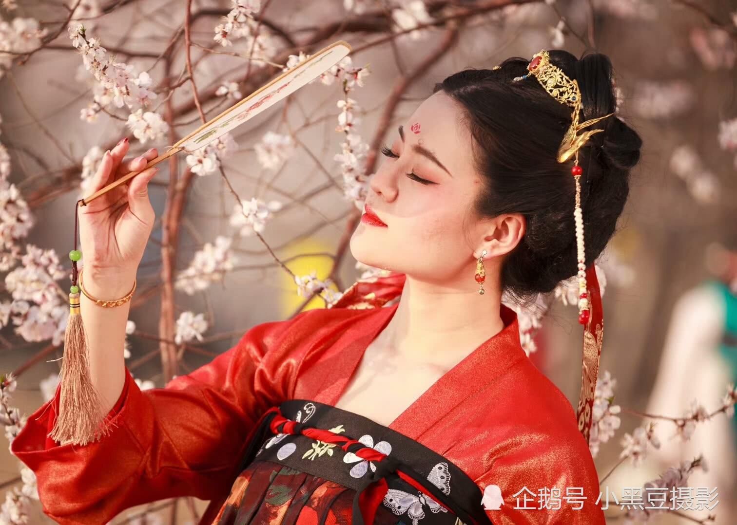 颐和园惊现唐朝女子，人面桃花媲美《猫妖传》