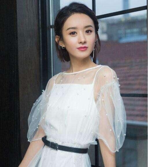 赵丽颖齐下巴短发美出新高度,轻松驾驭黑白礼