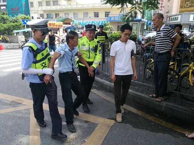 男子横卧街头,究竟为了什么?深圳交警铁骑帮其