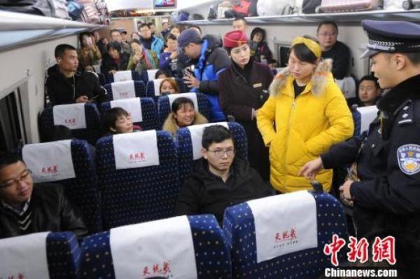 广西柳州铁路警方动车上开展霸座事件警情处