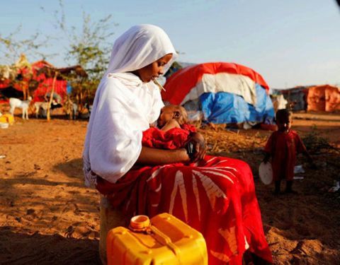 常年干旱,面对饥荒母亲将她卖给43岁土豪,只为