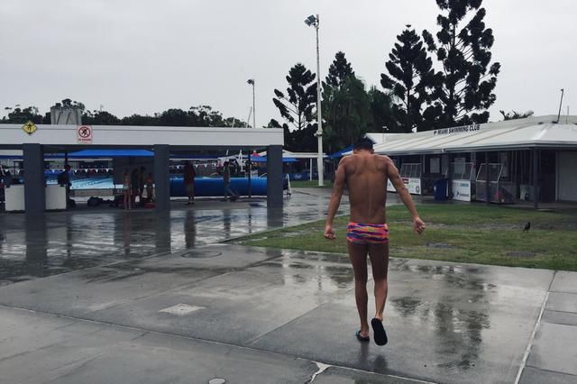 孙杨返回澳大利亚继续训练 阴雨连绵难阻进击