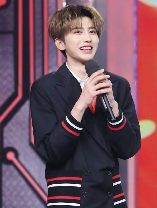 王俊凯与蔡徐坤尴尬撞衫,粉丝之间摩擦不断!