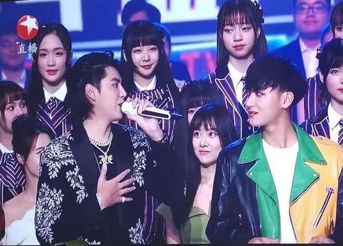 吴亦凡主动拥抱黄子韬冰释前嫌,这是2019开年