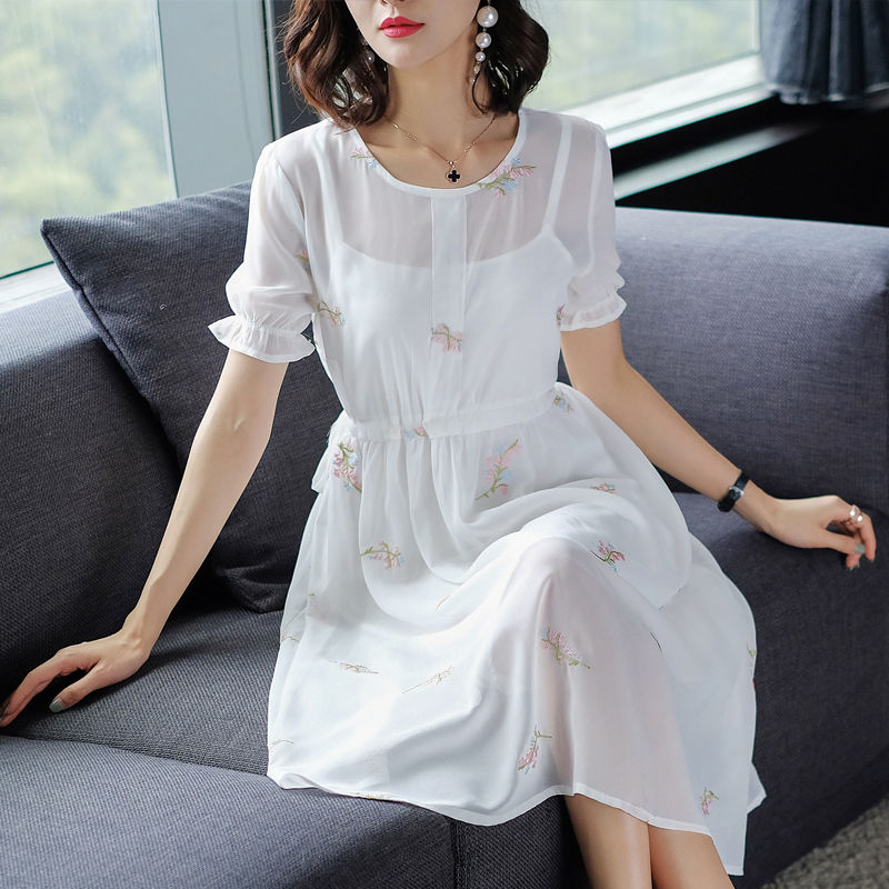 夏天出汗多,建议穿这种印花真丝连衣裙,清爽舒