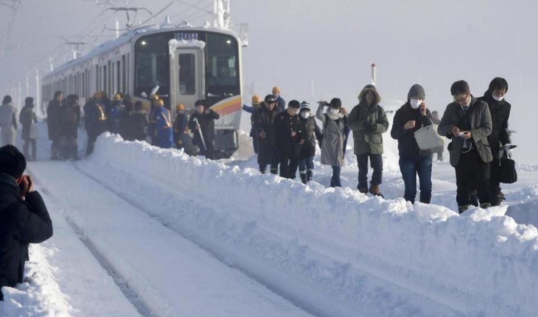 日本电车因暴雪停运15小时,430人受困车上过