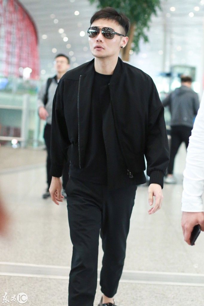 李荣浩一身黑衣加墨镜,带着新专辑现身机场,这