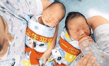 45岁高龄孕妇顺产男婴, 7天过后再被推进产房