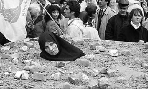 残忍的石刑,亲属必须亲自参与,孩子必须亲眼目睹