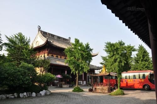 报恩寺已有560多年,仿照北京故宫布局设计,有