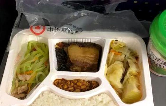 印度小哥第一次坐中国高铁,就说出来2个缺点,