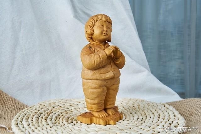 我们每天看起来那么忙,时刻追赶着时代潮流,不敢有片刻的松懈却没有人知道该如何做,才能够停下脚步,真正地沉下心去做一件值得追求的事情。 出生于福建的青年木雕艺术家李思荫,似乎相比介绍自己的作品和奖项,他更擅长的事情是在自己艺术领域的不断耕耘,思考自己的创作和事业发展方向。 执着是这位80后木雕艺术家的标签。李思荫生活的中心永远都是工作室!一天24小时,分给自己的只有短短数小时,剩下十几个小时里,他选择待在工作室两耳不闻窗外事,一心钻雕刻的世界里。在与外界自动隔离,能让他完全专注的空间里,他集