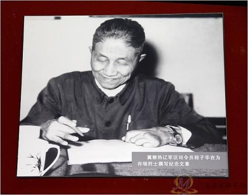 他是唯一没有军衔的兵团司令员，可他的搭档和副手均授予上将军衔