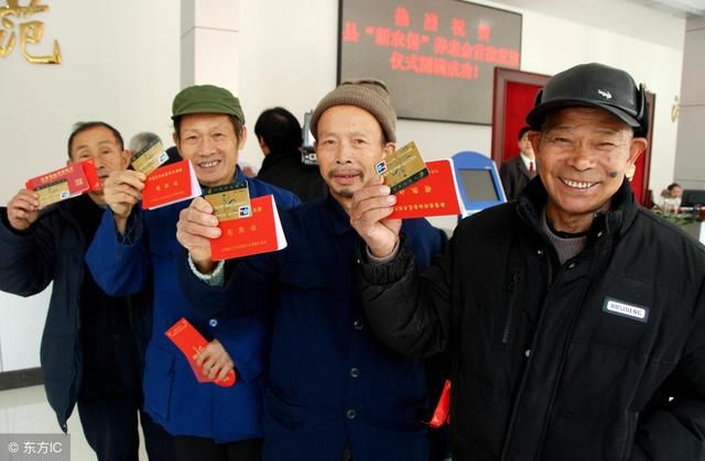 农村养老金交200与2000的区别,交完15年,领的时候区别就大了!