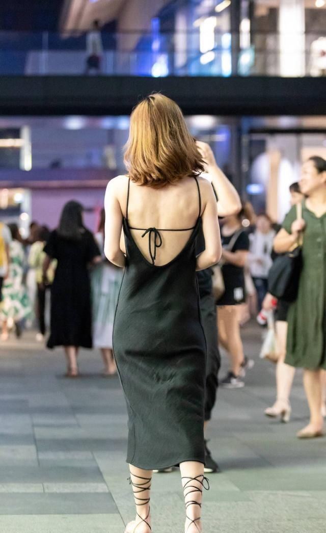 街拍:小姐姐穿上连体裙,回眸一笑,应该没人能够