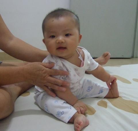 宝宝多大会坐起来 怎样训练宝宝坐姿