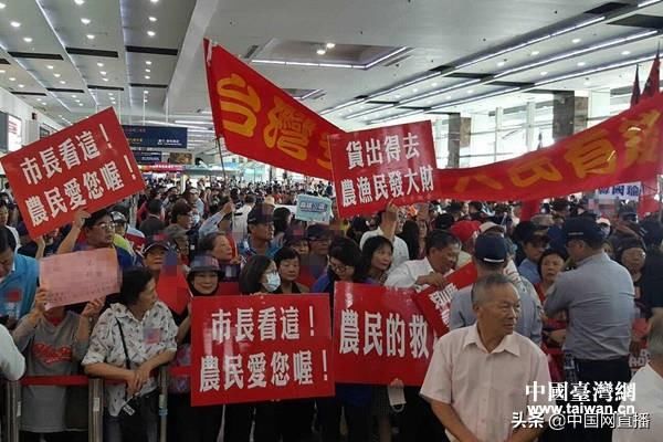 韩国瑜返台千人接机,台民众高举农民的救星标