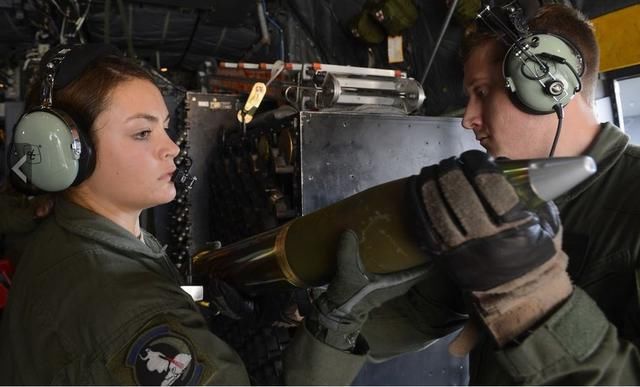 中集合6管机枪和105榴弹炮的强大火力,运输机