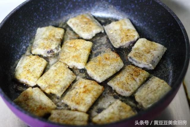 带鱼这么做一盘都不够吃，又酥又香，既是菜又是解馋小零食！