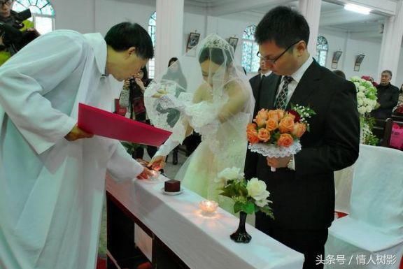 女儿满月，婆婆送一个金吊坠，第二天在五金店相遇，我直接离婚！