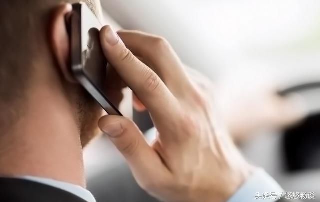 给儿媳厚红包当改口费，她叫我阿姨，我摔烂茶杯，看到儿子我愣了