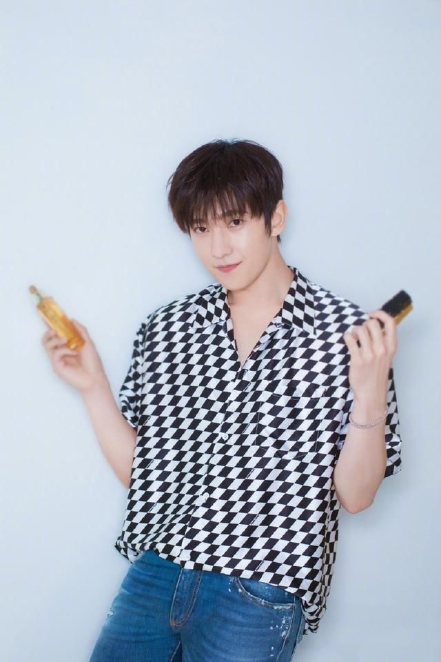 杨洋为高考的同学们加油,不要忘记带准考证哦