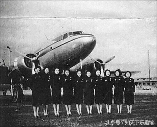 1982年民航空姐的老照片，一架飞机二舅一个空姐，乘客免费喝茅台