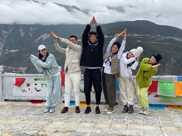 窦骁带女友见老家发小,打卡景点摆六角星,悄悄与何超莲牵手