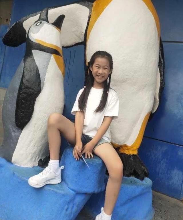 岳云鹏9岁女儿越长越漂亮，爱妻从手术中恢复，一家四口羡煞旁人