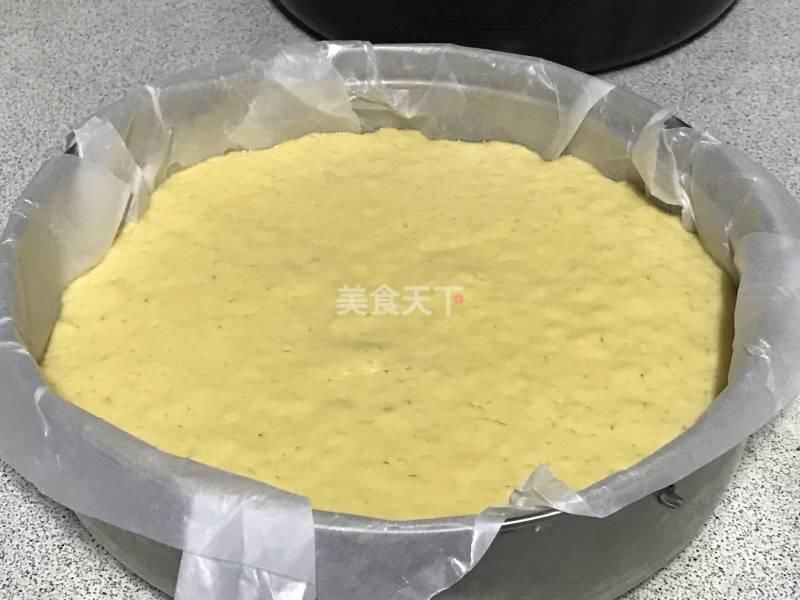 用电饭煲的“煮饭”模式做发糕，切记锅里要倒扣一个碗!